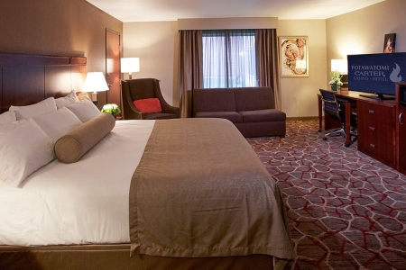 hotel-deluxe-king.jpg